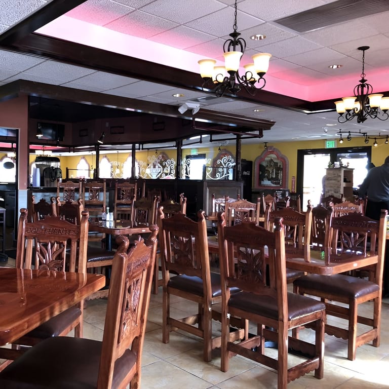 Gather, Dine, and Feel at Home👨‍👩‍👧
